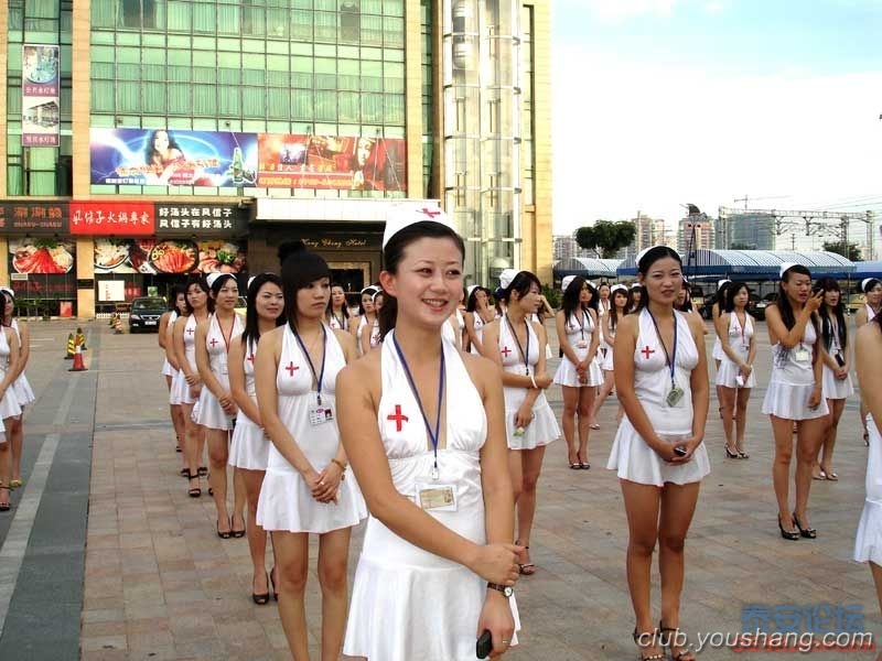 东莞<em>桑拿妹</em>大阅兵 深V迷彩套裙惹火教官_友商